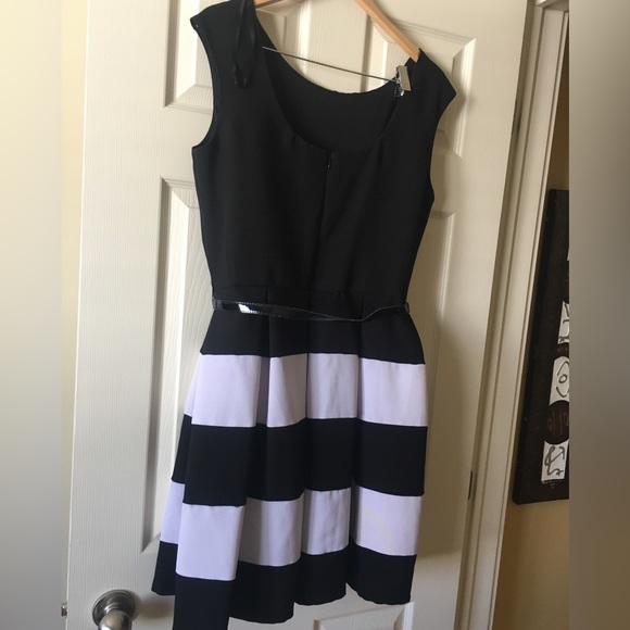 Black & White Dress - Picture 2 of 3